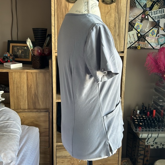 Jaanuu Gray Short Sleeve Scrubs Top - Medium - Picture 3 of 6